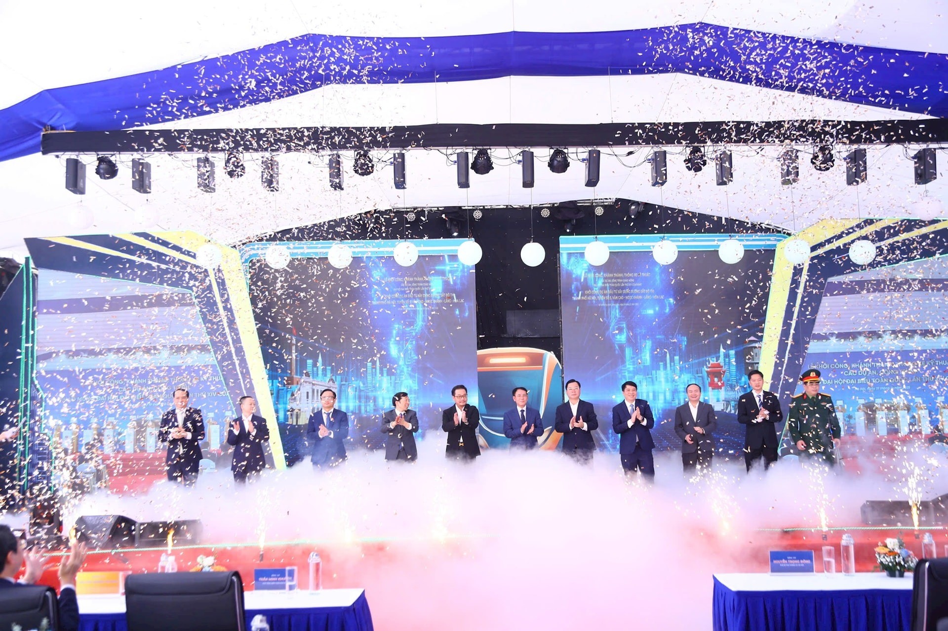 Các đại biểu thực hiện nghi thức khởi công dự án. Ảnh: Tuấn Khải