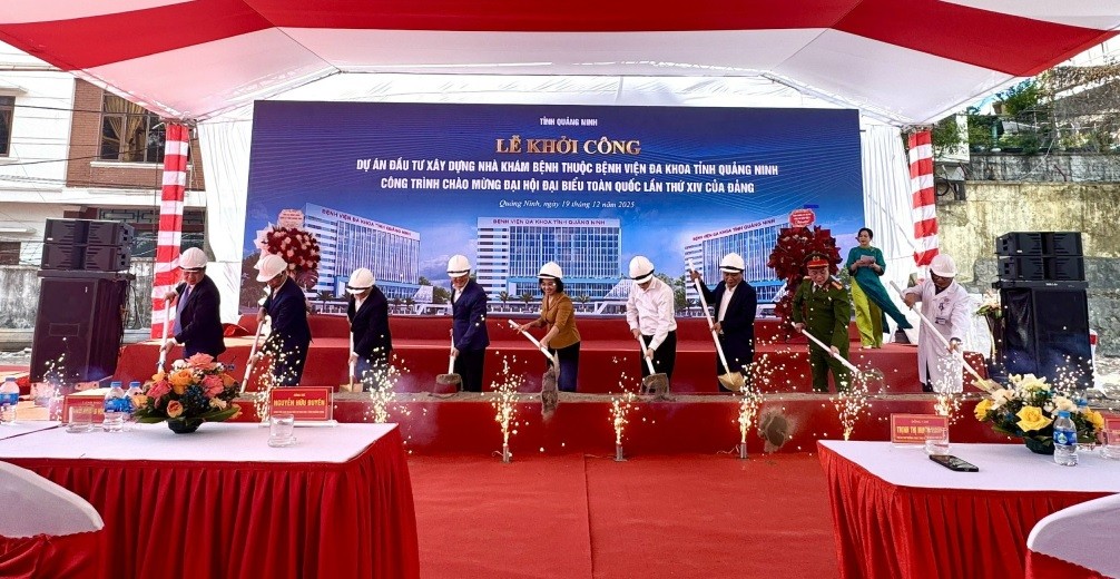 Các đại biểu thực hiện nghi thức khởi công nhà khám bệnh thuộc Bệnh viện Đa khoa tỉnh Quảng Ninh.
