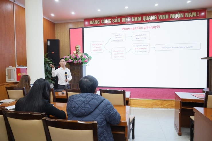 Đồng chí Hà Trường Giang - Vụ Pháp chế, Bộ Y tế báo cáo tại buổi tập huấn.