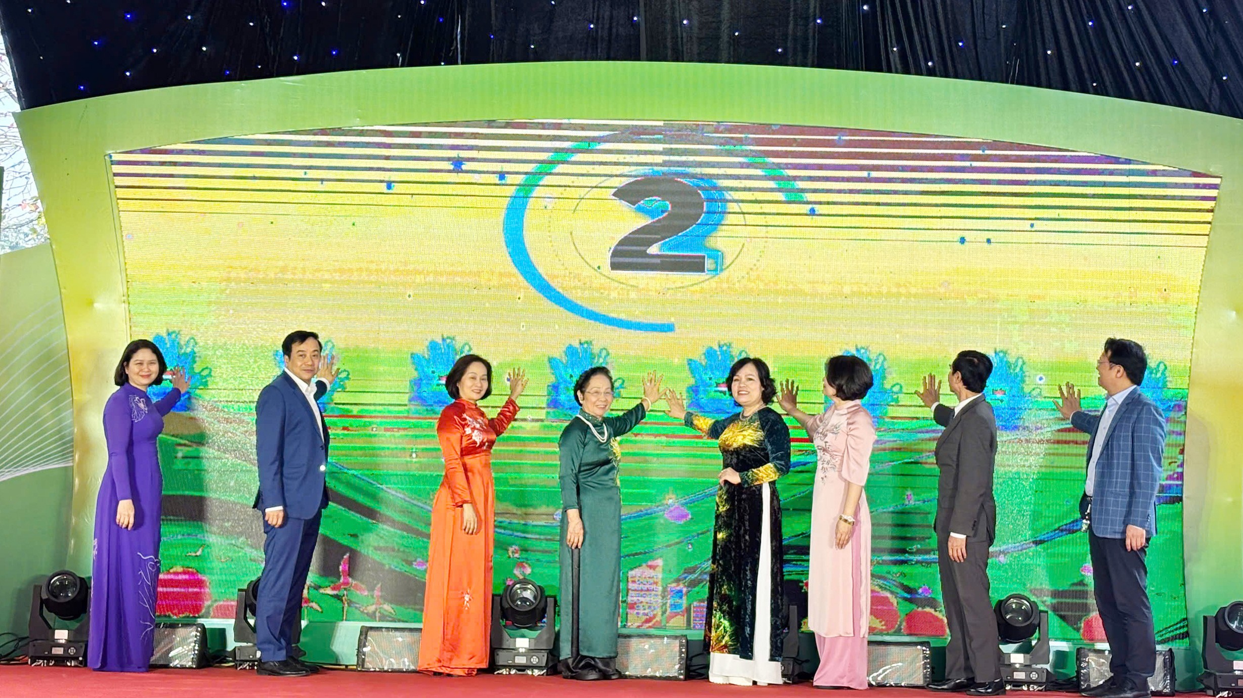 Các đại biểu thực hiện nghi thức nhấn nút khai mạc chương trình Các đại biểu thực hiện nghi thức nhấn nút khai mạc chương trình