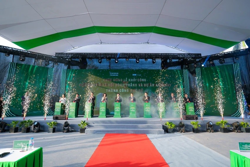 Các đại biểu thực hiện nghi thức khởi công dự án NƠXH
