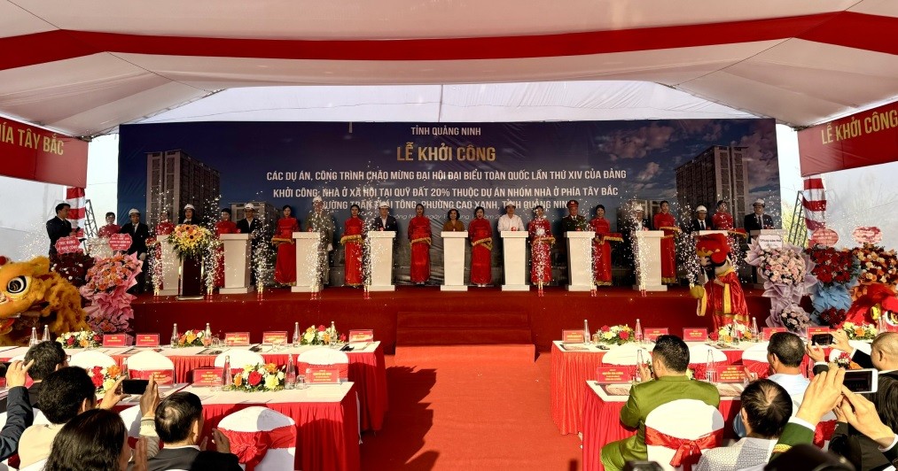 Các đại biểu thực hiện nghi thức khởi công Dự án Nhà ở xã hội tại quỹ đất 20% thuộc dự án nhóm nhà ở phía Tây Bắc đường Trần Thái Tông (phường Cao Xanh).