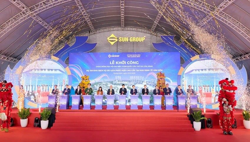 Các Đại biểu bấm nút khởi công Dự án Khu dịch vụ du lịch phức hợp cao cấp tại Khu kinh tế Vân Đồn