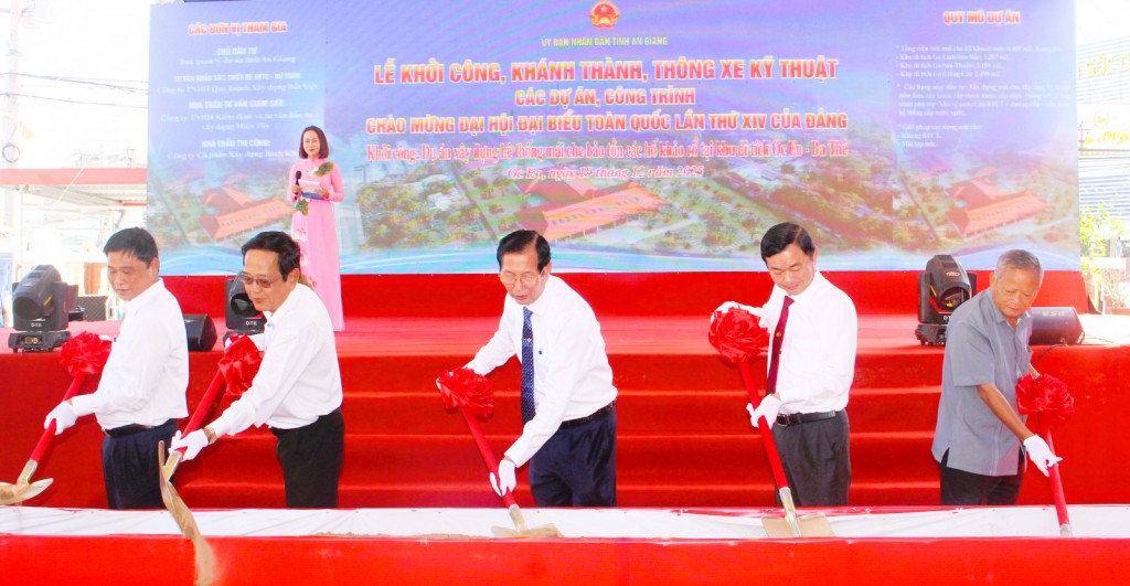 Đại biểu thực hiện nghi thức khởi công Dự án xây dựng hệ thống mái che bảo tồn các hố khảo cổ tại Khu Di tích Óc Eo - Ba Thê (ảnh: Phương Lan)