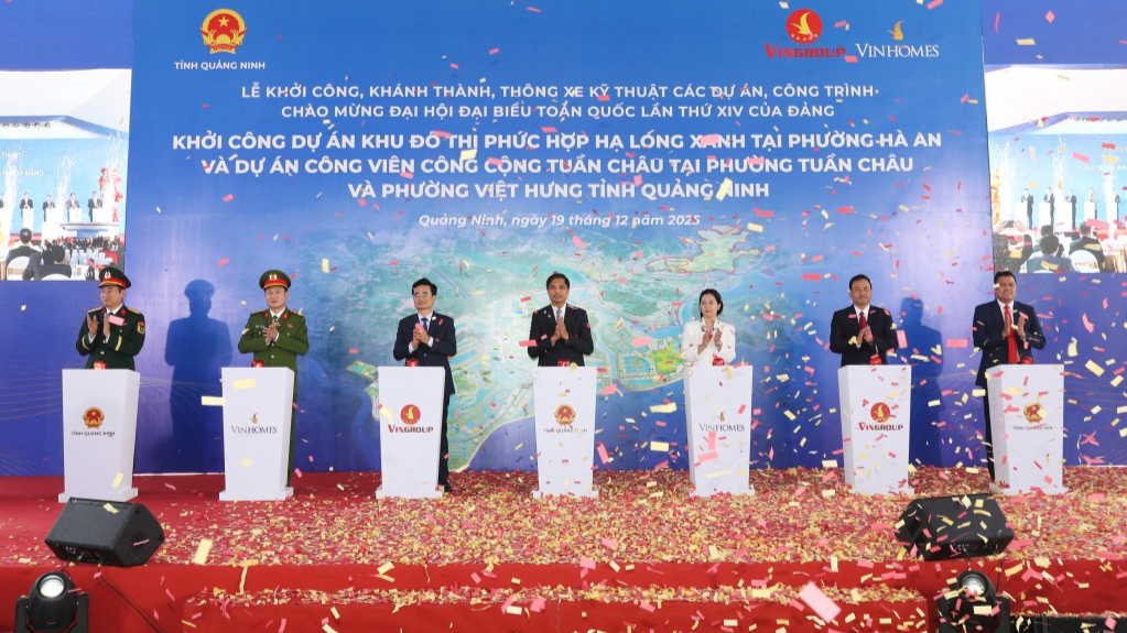 Đồng chí Vũ Văn Diện, Phó Chủ tịch Thường trực UBND tỉnh, cùng đại diện lãnh đạo một số sở, ngành, địa phương và chủ đầu tư bấm nút khởi công Dự án Khu đô thị phức hợp Hạ Long Xanh.