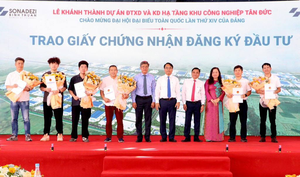 Ban quản lý các KCN tỉnh đã trao giấy chứng nhận đăng ký đầu tư cho các doanh nghiệp