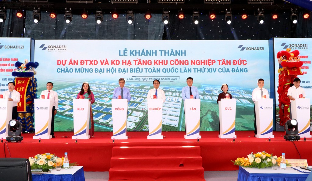 Lễ Khánh thành dự án đầu tư xây dựng và kinh doanh hạ tầng Khu công nghiệp Tân Đức. Đây là một trong 4 công trình tại tỉnh Lâm Đồng được khởi công, Khánh thành chào mừng Đại hội biểu toàn quốc lần thứ XIV của Đảng