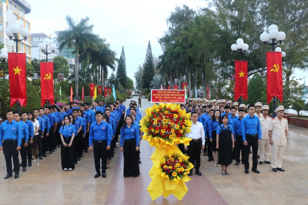 Tuổi trẻ TP Cần Thơ thành kính dâng hoa tưởng nhớ công ơn Chủ tịch Hồ Chí Minh.