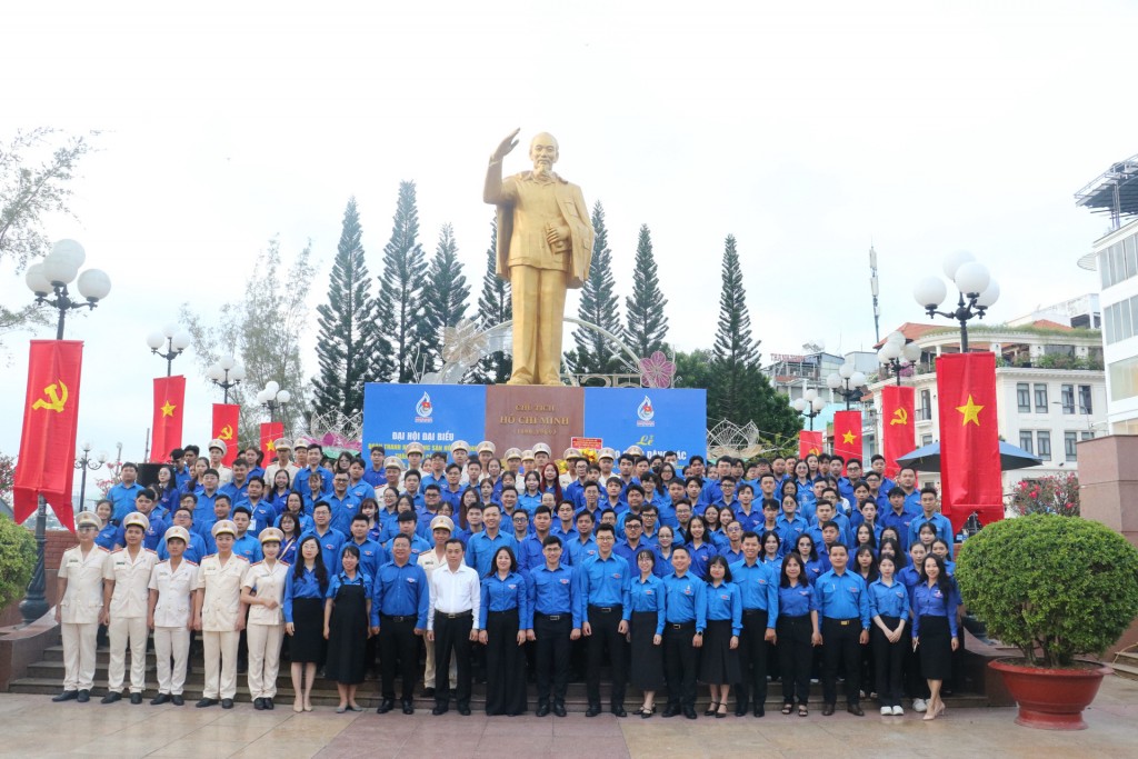 Các đại biểu viếng và báo công dâng Bác tại Tượng đài Chủ tịch Hồ Chí Minh