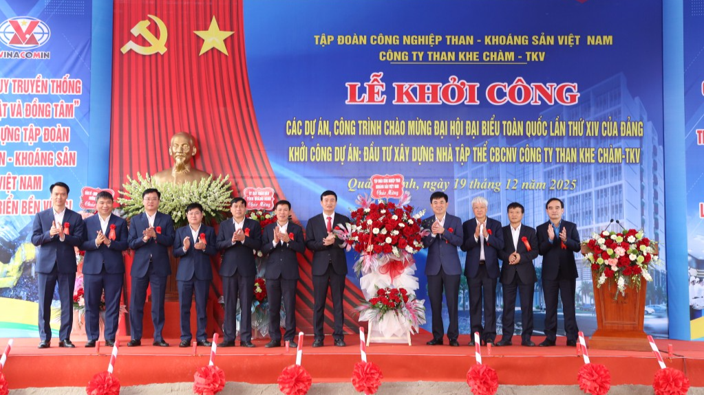 Lãnh đạo Tập đoàn Công nghiệp Than - Khoáng sản Việt Nam tặng hoa chúc mừng Công ty tại lễ khởi công dự án.