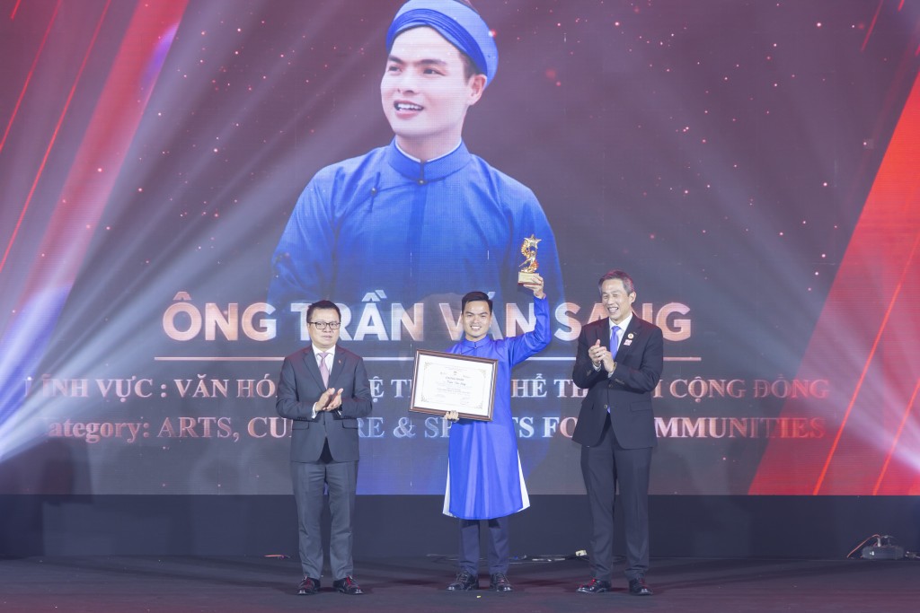  anh Trần Văn Sang, Chủ nhiệm Câu lạc bộ Dân ca Ví, Giặm Trẻ Hà Tĩnh