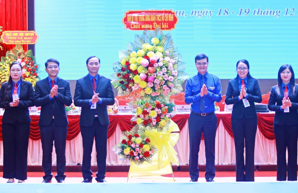 Bùi Quang Huy, Ủy viên dự khuyết T.Ư Đảng, Bí thư thứ nhất T.Ư Đoàn tặng hoa chúc mừng đại hội  ẢNH: G.B