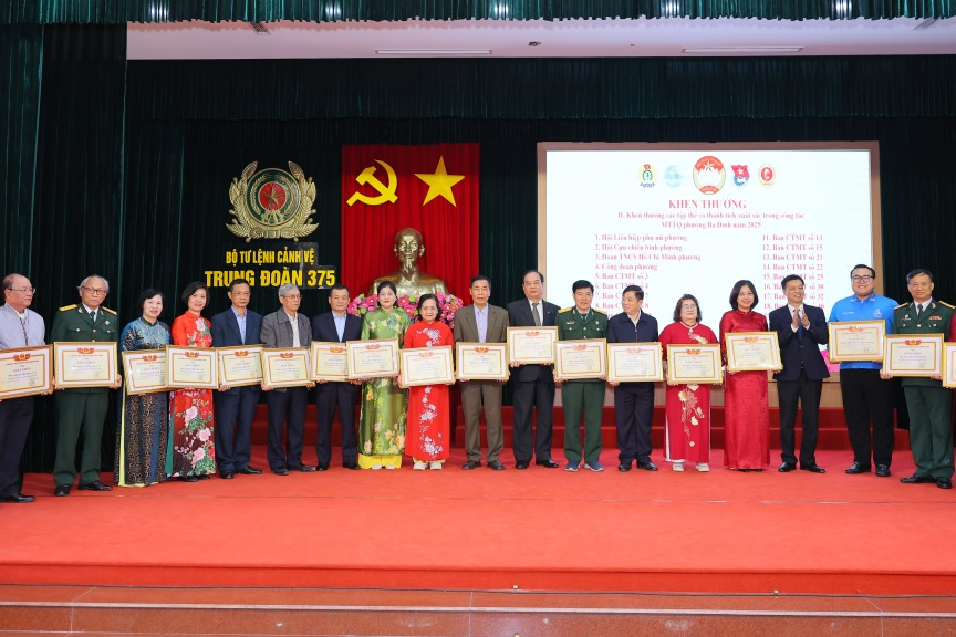 Các tập thể xuất sắc được tuyên dương, khen thưởng 