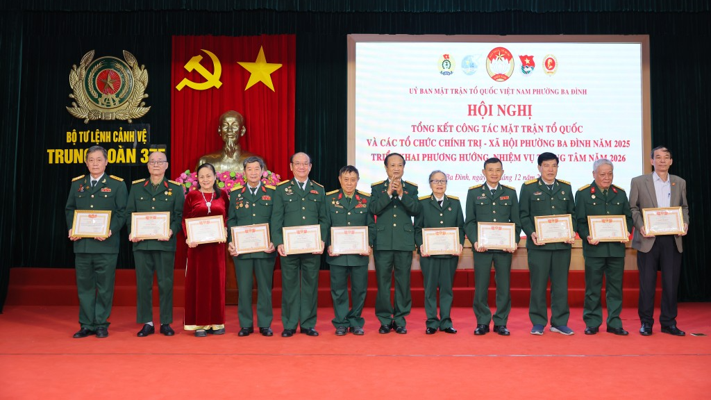 Các tập thể xuất sắc của Hội Cựu chiến binh phường Ba Đình được khen thưởng 