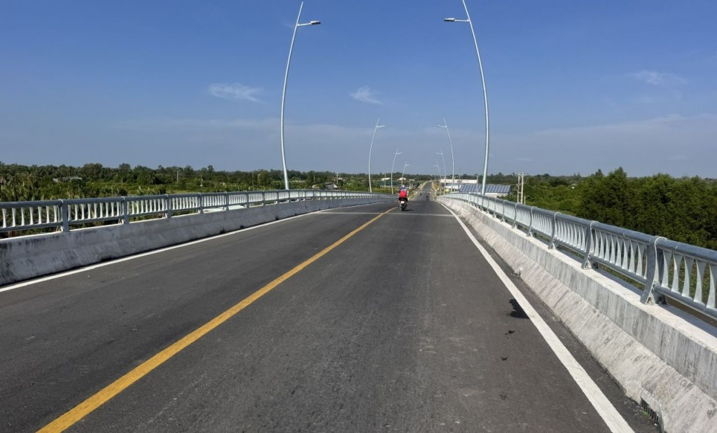 Tuyến trục Đông - Tây dài gần 57km, tổng mức đầu tư 2.000 tỷ đồng từ ngân sách Trung ương và ngân sách địa phương. Ảnh: Phương Anh