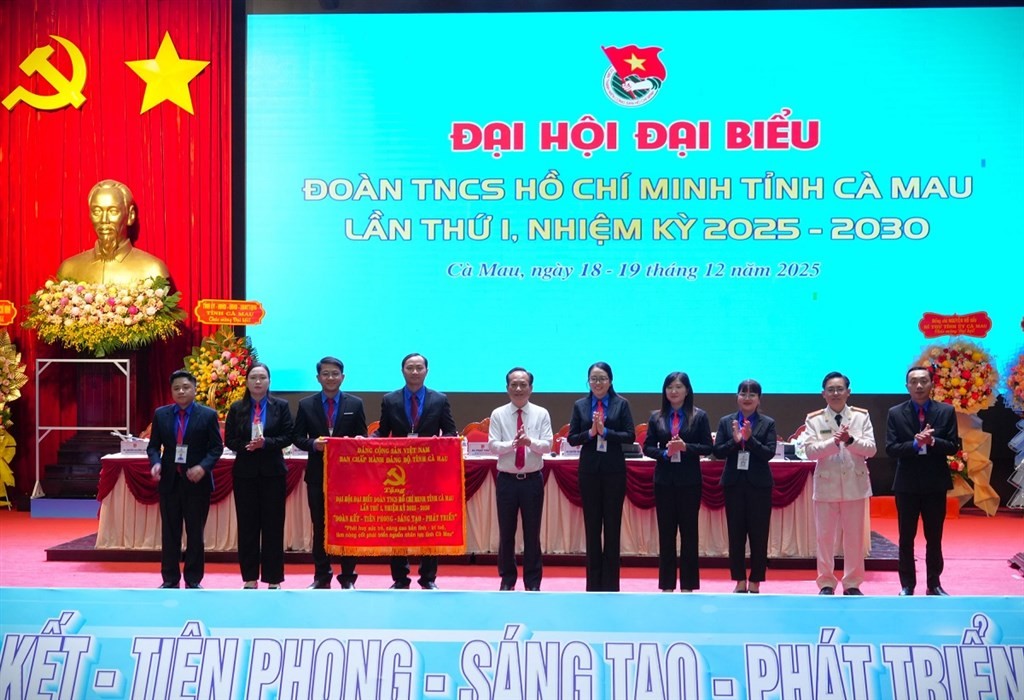 Phó Bí thư Tỉnh ủy, Chủ tịch HĐND tỉnh Phạm Văn Thiều tặng bức trướng chúc mừng Đại hội.