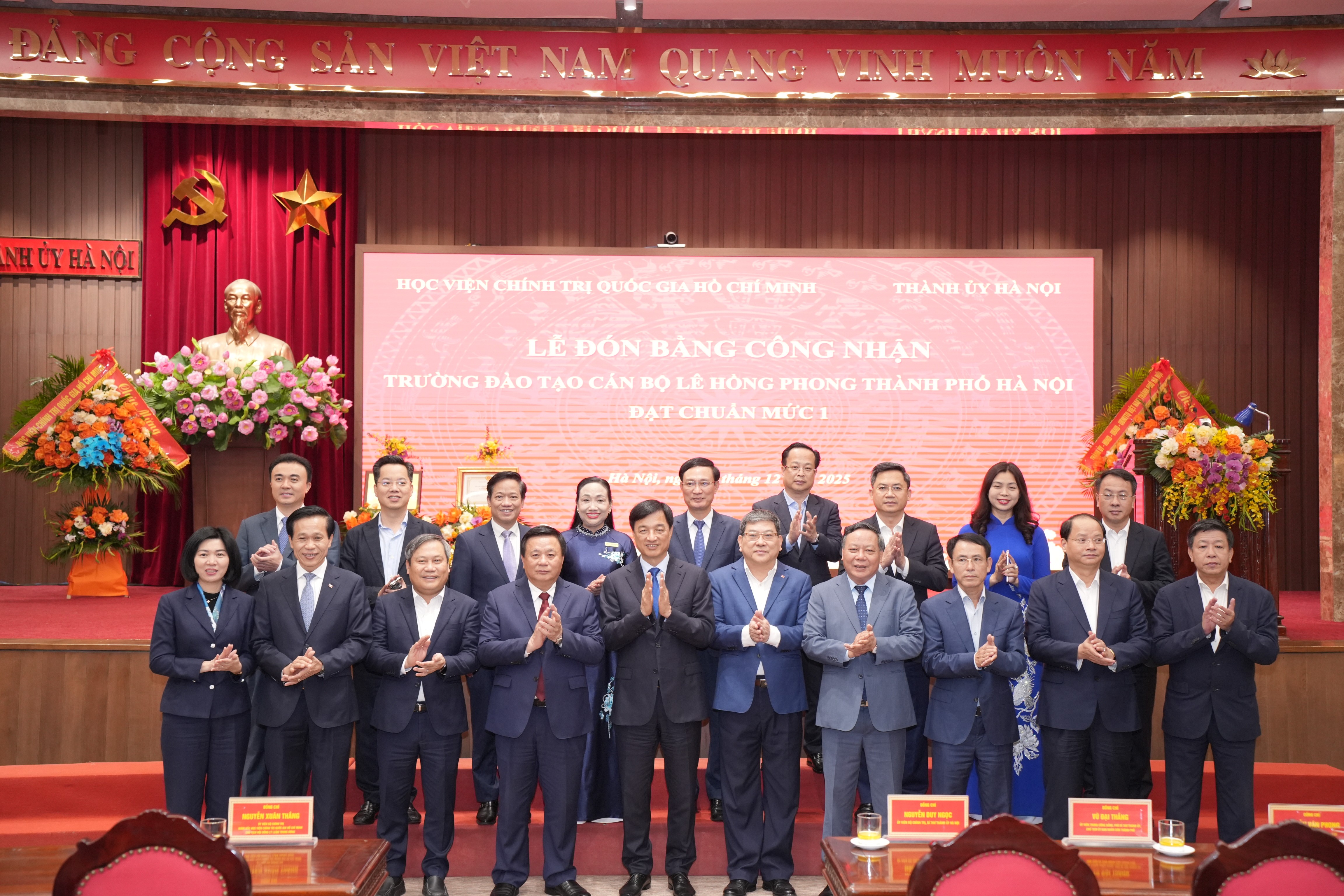 Các đại biểu chụp hình lưu niệm tại Lễ đón nhận Bằng Công nhận