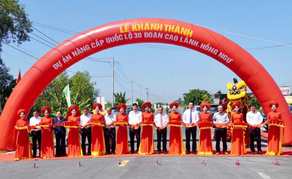 Đại biểu thực hiện nghi thức cắt băng khánh thành Dự án tuyến tránh Cao Lãnh.