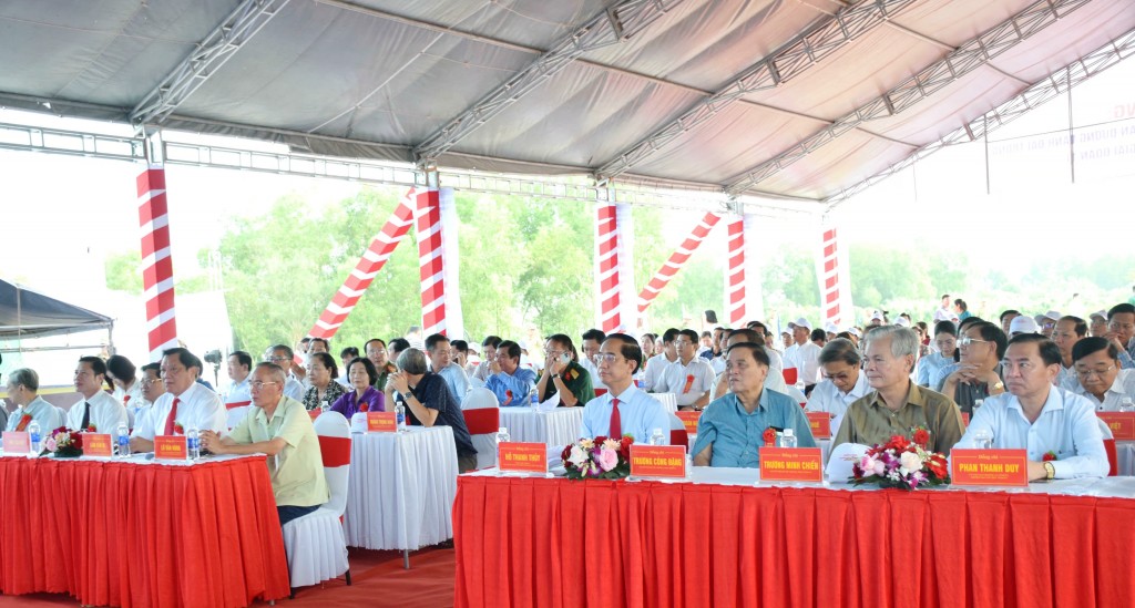 Dự lễ có các đồng chí: Lữ Văn Hùng, Uỷ viên Ban Chấp hành Trung ương Đảng, Trưởng đoàn Đại biểu Quốc hội tỉnh; Hồ Thanh Thuỷ, Phó Bí thư Tỉnh uỷ, Chủ tịch Uỷ ban MTTQ Việt Nam tỉnh Cà Mau; lãnh đạo HĐND, UBND tỉnh và các sở, ngành liên quan.