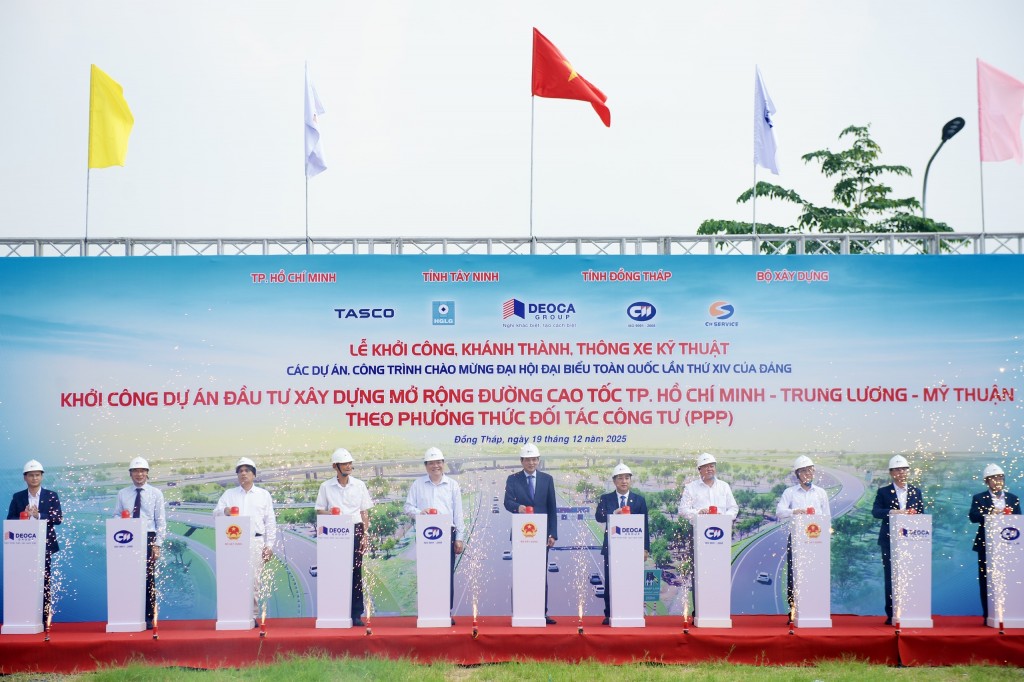 Nghi thức khởi công dự án.