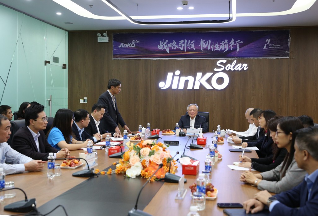 Phó Thủ tướng Thường trực Chính phủ Nguyễn Hòa Bình thăm Tập đoàn Jinko Solar (Trung Quốc) tại KCN Sông Khoai (phường Đông Mai) - Ảnh: VGP/Nguyễn Hoàng