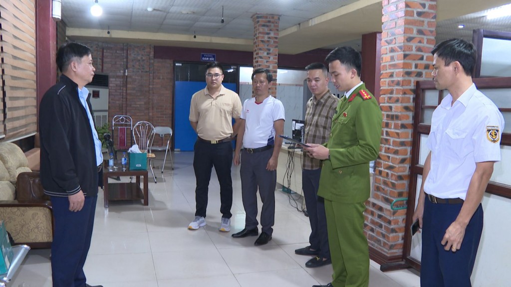 Cơ quan Cảnh sát điều tra thi hành Lệnh khám xét nơi làm việc của đối tượng Nguyễn Xuân Sơn Cơ quan Cảnh sát điều tra thi hành Lệnh khám xét nơi làm việc của đối tượng Nguyễn Xuân Sơn