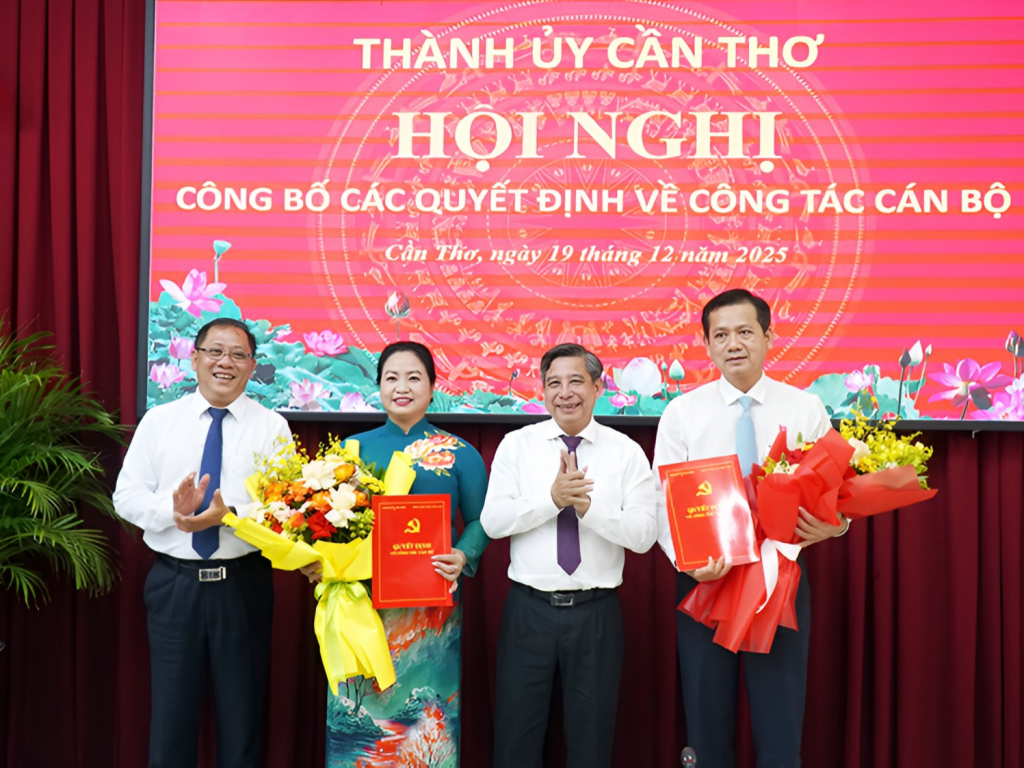Lãnh đạo TP Cần Thơ trao quyết định, tặng hoa chúc mừng ông Nguyễn Hữu Nghĩa và bà Phạm Thị Phượng. Lãnh đạo TP Cần Thơ trao quyết định, tặng hoa chúc mừng ông Nguyễn Hữu Nghĩa và bà Phạm Thị Phượng.