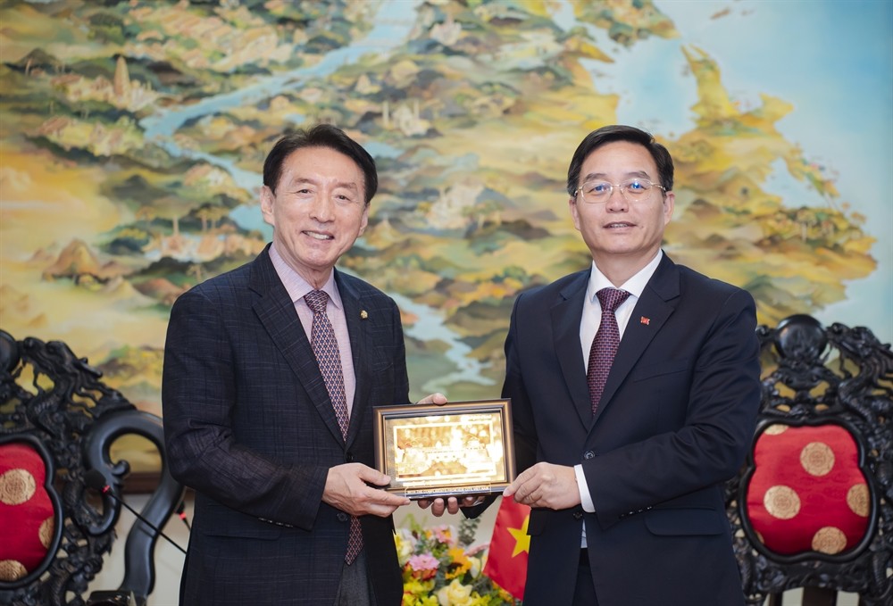 Bí thư Thành ủy Huế Nguyễn Đình Trung (bên phải) tặng quà cho Chủ nhiệm Ủy ban Đối ngoại và Thống nhất Hàn Quốc ông Kim Seokki Bí thư Thành ủy Huế Nguyễn Đình Trung (bên phải) tặng quà cho Chủ nhiệm Ủy ban Đối ngoại và Thống nhất Hàn Quốc ông Kim Seokki