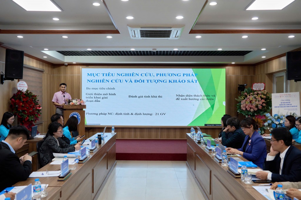 Các đại biểu tham luận tại Hội thảo Các đại biểu tham luận tại Hội thảo