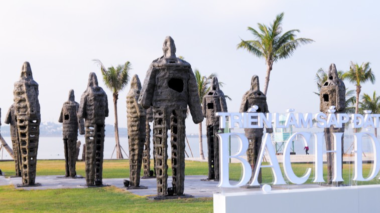 Triển lãm gồm 18 tượng binh sĩ bằng kim loại, cao từ 3,3 đến 4,5 m