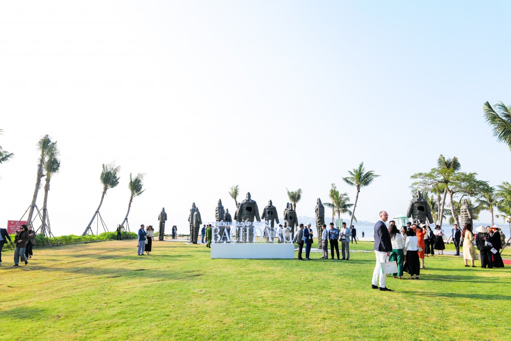 Đông đảo du khách đến tham dự triển lãm