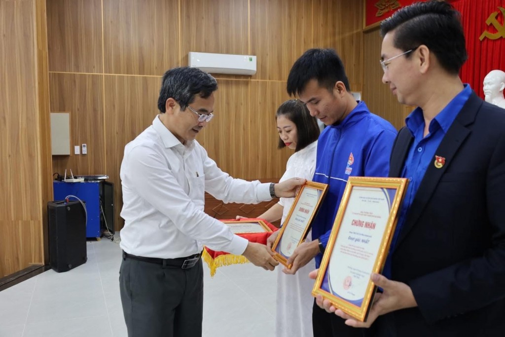 Phó Chủ tịch Ủy ban MTTQ Việt Nam TP Đà Nẵng Nguyễn Phi Hùng trao giải cho các tập thể và cá nhân xuất sắc 