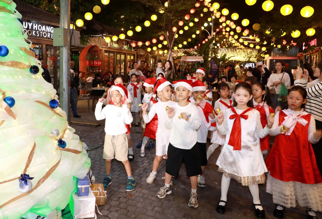 Các em thiếu nhi trình diễn trong khu vực Phố Sách.
