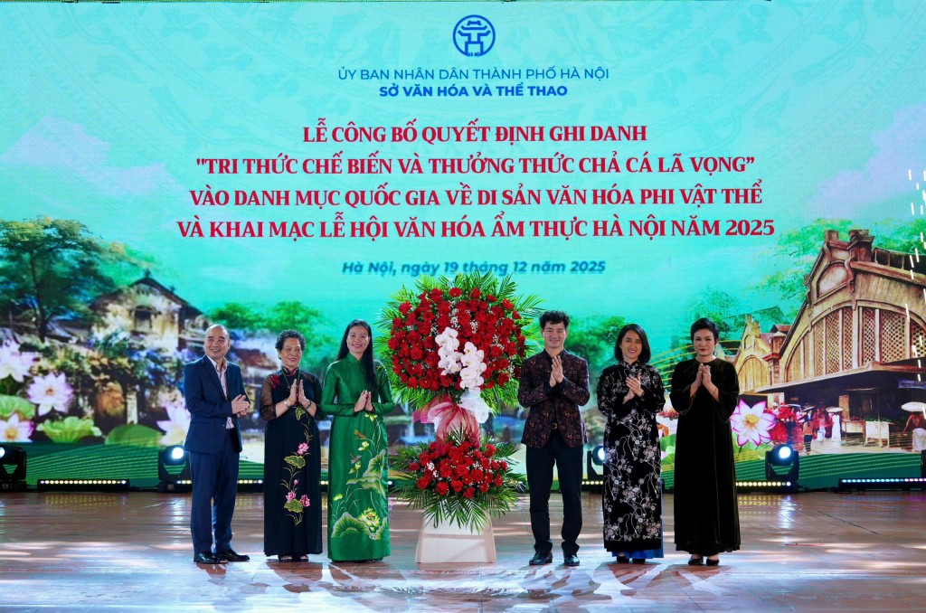 Đồng chí Nguyễn Xuân Bắc - Cục trưởng Cục Nghệ thuật biểu diễn (Bộ Văn hóa, Thể thao và Du lịch) và đồng chí Bạch Liên Hương - Giám đốc Sở Văn hóa và Thể thao Hà Nội chúc mừng 