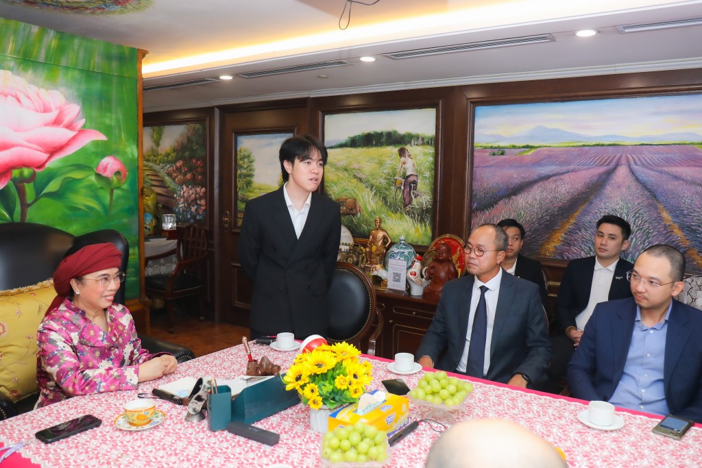 Anh hùng Lao động Thái Hương được tôn vinh giải thưởng doanh nhân xuất sắc ASEN tại Singapore