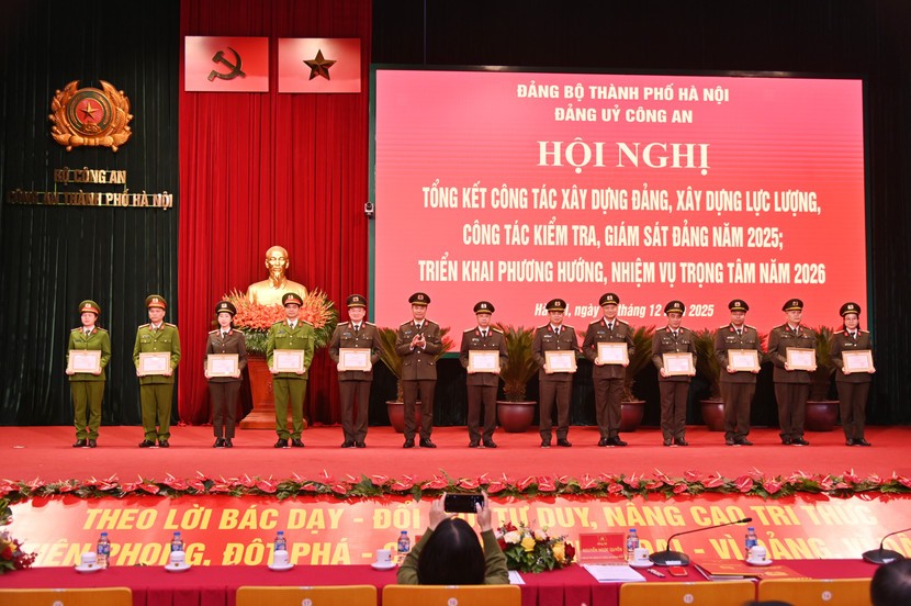 Đại tá Nguyễn Ngọc Quyền, Phó Giám đốc CATP trao giấy khen tặng các đơn vị có thành tích xuất sắc