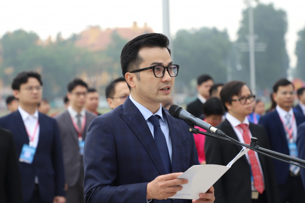 đại diện cho cộng đồng thầy thuốc trẻ cả nước GS.TS Trần Xuân Bách, Phó Chủ tịch Hội Thầy thuốc trẻ Việt Nam đã báo cáo với Bác những kết quả đã đạt được