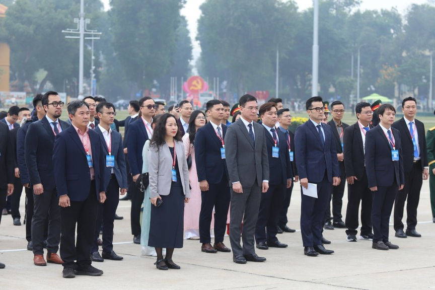 Đoàn đại biểu tham dự lễ báo công dâng Bác