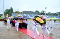 Người Bắc Á vào Lăng viếng Bác nhân kỷ niệm 80 năm Quốc khánh 2/9