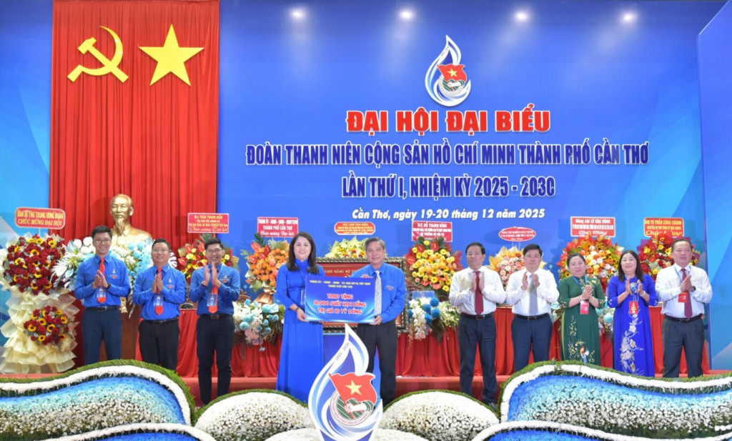 Thường trực Thành ủy Cần Thơ trao tặng 10.000 suất học bổng trị giá 10 tỷ đồng cho đoàn viên thanh niên, sinh viên, học sinh TP. Cần Thơ. Thường trực Thành ủy Cần Thơ trao tặng 10.000 suất học bổng trị giá 10 tỷ đồng cho đoàn viên thanh niên, sinh viên, học sinh TP. Cần Thơ.