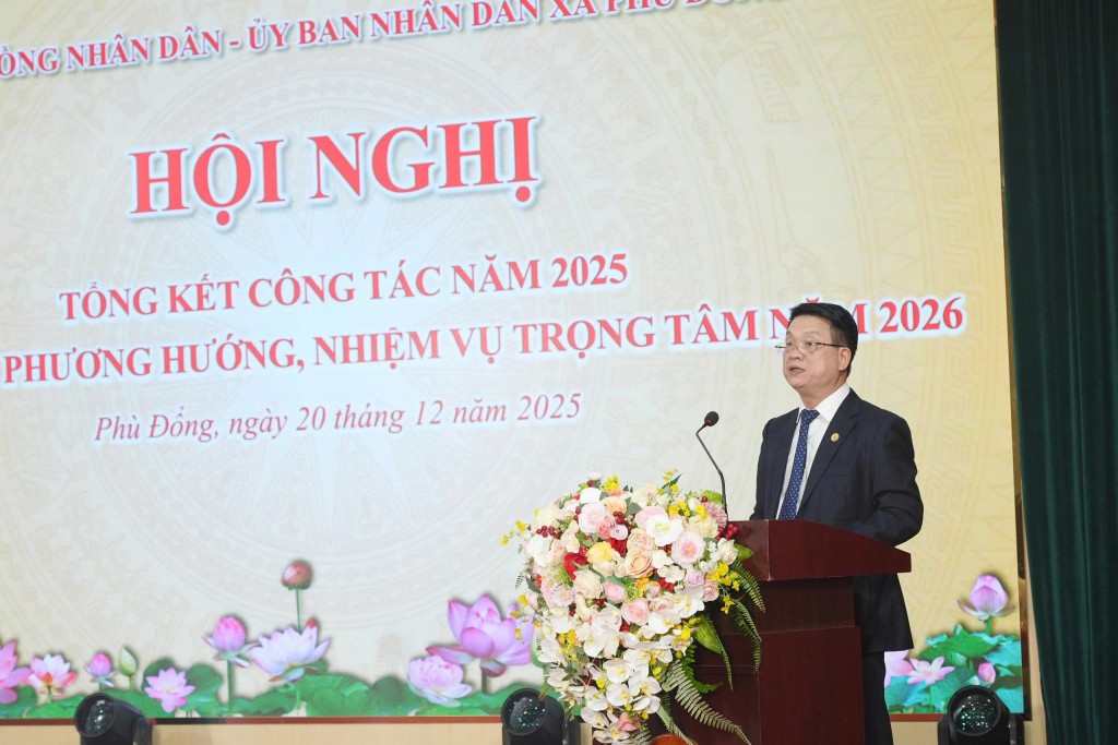 Phó Chủ tịch UBND xã Phù Đổng Nguyễn Đình Quang trình bày báo cáo kết quả nhiệm vụ năm 2025 và giải pháp năm 2026.