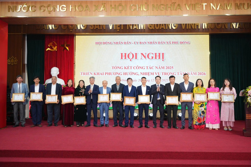 Trao khen thưởng cho các tập thể, cá nhân.