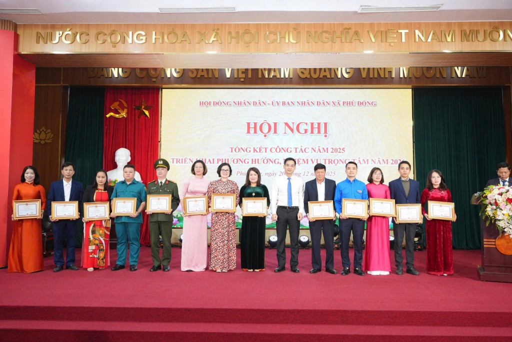 Phó Bí thư Thường trực Đảng ủy xã Phù Đổng Nguyễn Mậu Quang trao khen thưởng cho các tập thể, cá nhân.