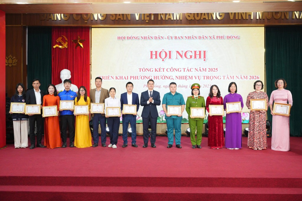 Phó Bí thư Đảng ủy, Chủ tịch UBND xã Phù Đổng Đào Đức Minh trao khen thưởng cho các tập thể, cá nhân.