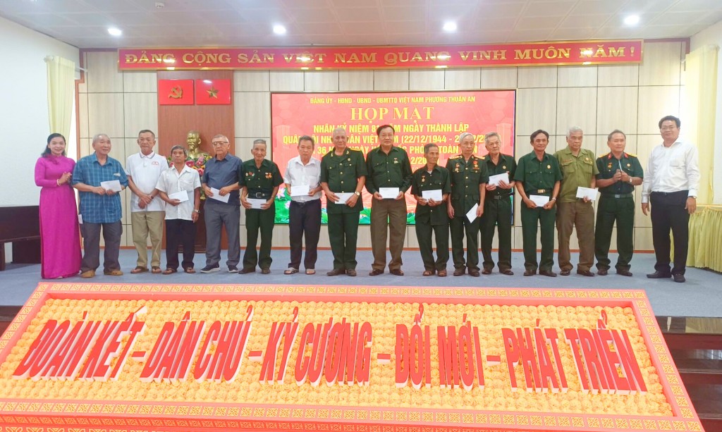 Phường Thuận An họp mặt kỷ niệm Ngày Quân đội Nhân dân Việt Nam