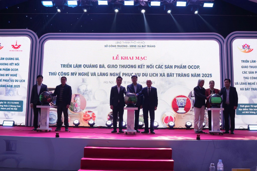 Các đại biểu thực hiện nghi thức khai mạc Triển lãm. 