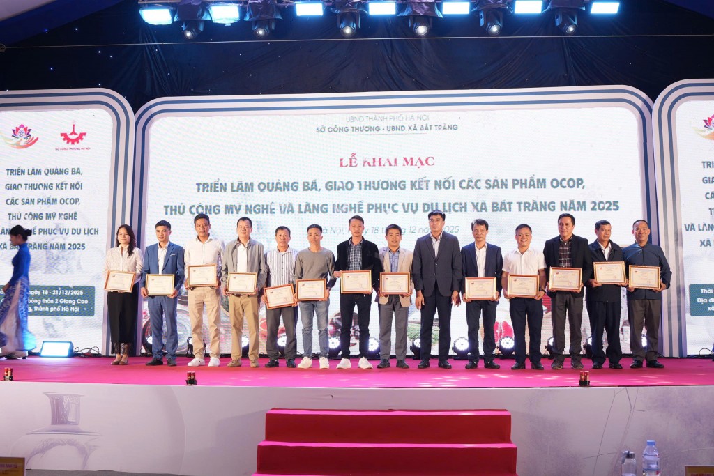 Các nghệ nhân làng nghề Bát Tràng được tôn vinh tại sự kiện