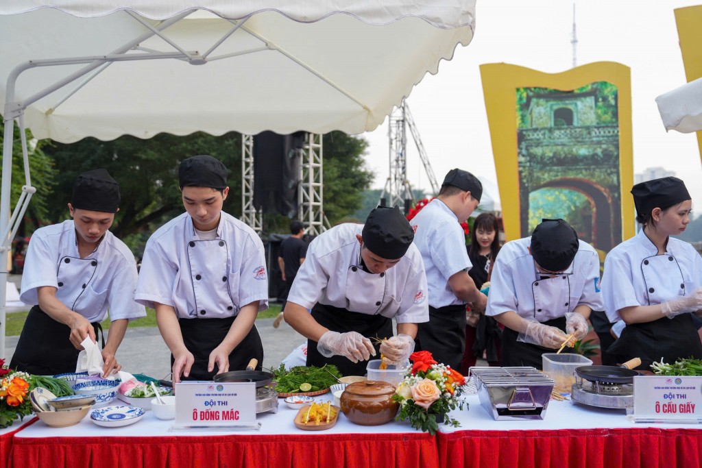 Các đội thi thao diễn chế biến món chả cá