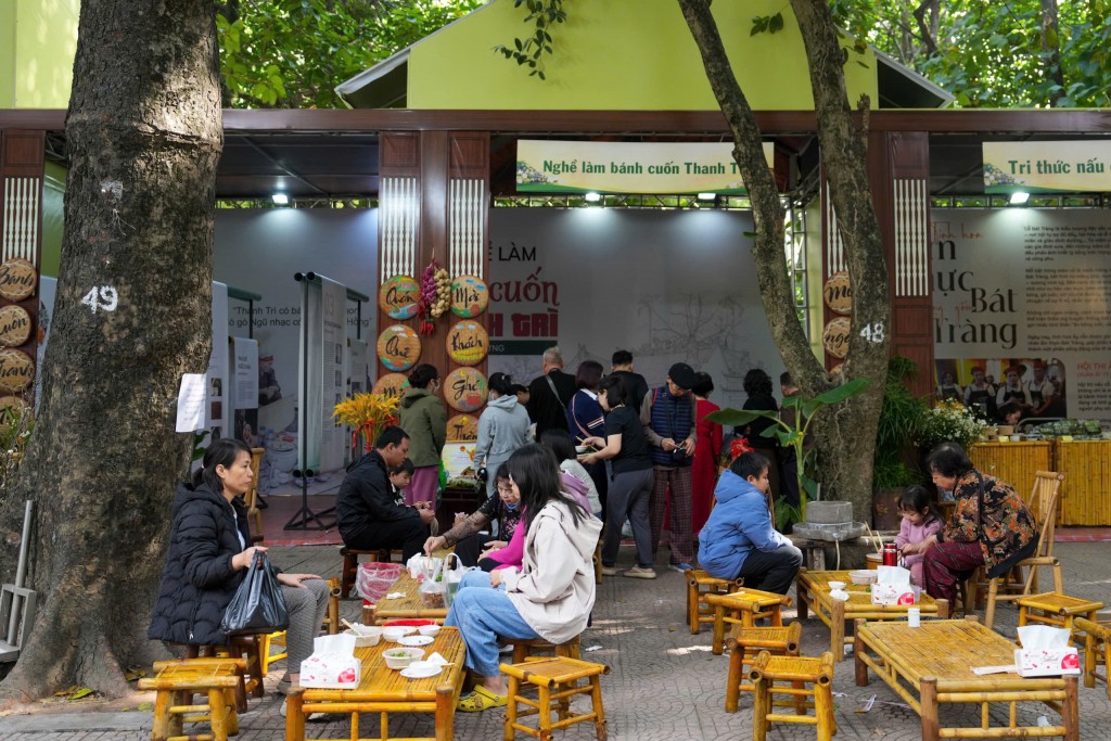 Đông đảo thực khách tham gia Lễ hội Văn hóa Ẩm thực Hà Nội 2025