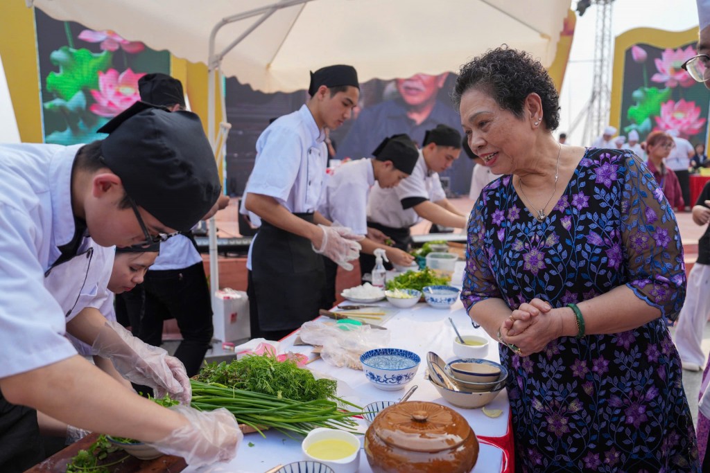 bà Lê Thị Bích Lộc - dâu trưởng, truyền nhân đời thứ 4 của gia tộc họ Đoàn hướng dẫn các đội thi thực hiện món chả cá